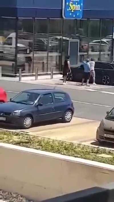 Demoliranje automobila na parkingu u Bjelovaru