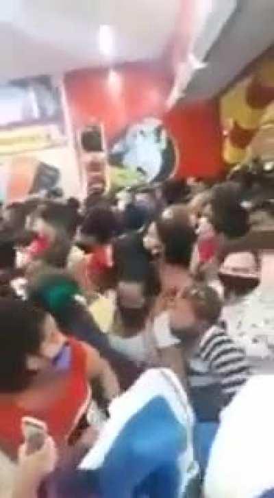 Inauguração de loja hoje (Taquara, Rio de Janeiro).