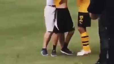 USA's professional soccer player Christian Pulisic halts his live interview to save a young fan from security