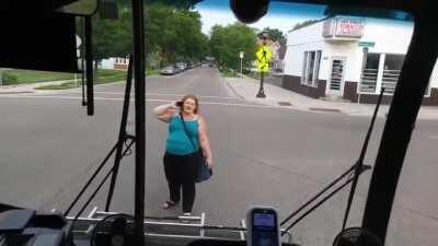 Karen (de meia idade) quase quebra vidro de ônibus começa a chorar e corre como se nao ouvesse amanhã..