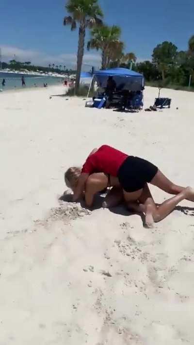 Beach fight 😱
