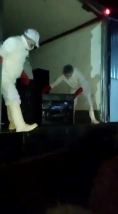 Ayer se tiraron 500 mil kilos de langostino que iban a ser procesados por trabajadores de Chubut. Esta es la primer consecuencia del bloqueo impuesto por Raúl Durdos líder del SOMU.