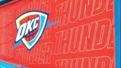 [Highlight] Chet Holmgren finishes with the left handed and-one