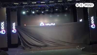 Антропоморфный робот вышел на сцену под музыку из «Рокки», прошёл несколько шагов — и упал. Это произошло на презентации первого российского робота с искусственным интеллектом.