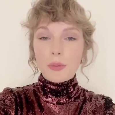 Taylor thanking Stella McCartney for designing her ACM Awards outfit