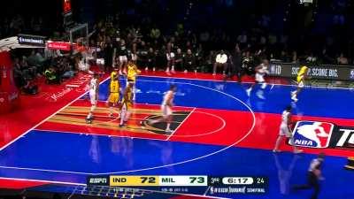 [Highlight] Dame Time came early as Damian Lillard hits a 3 and brings his total up to 14 points just in the 3rd quarter!