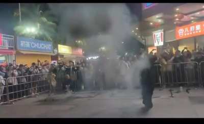 福建，火刀演员表演失误，脱手飞到观众人群中