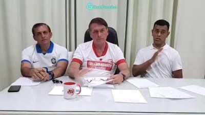 Na última live do ano (quinta passada) Bolsonaro aproveitou para falar do caso Queiroz. Ele pediu para que o Ministério Publico do RJ prestasse bastante atenção no que ele falava e contou um ‘caso hipotético’ do filho de um membro do MP que teria sido del