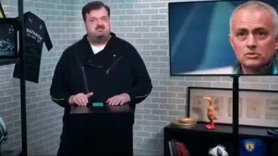 Посмотрите вот эти 2.5 минуты

Уткин рассказывает о футболе так, что впоследствии его работу на чемпионате мира по футболу в 2018 году будут согласовывать на уровне Администрации президента.