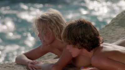 Daryl Hannah, Valérie Quennessen & Peter Gallagher - Summer Lovers (US1982) - Michael dives off a cliff while the ladies are watching (4/4)