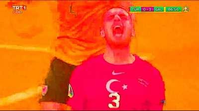 MERİH DEMİRAL GALLER KALECİSİNİ NAZİKÇE TEBRİK EDİYOR