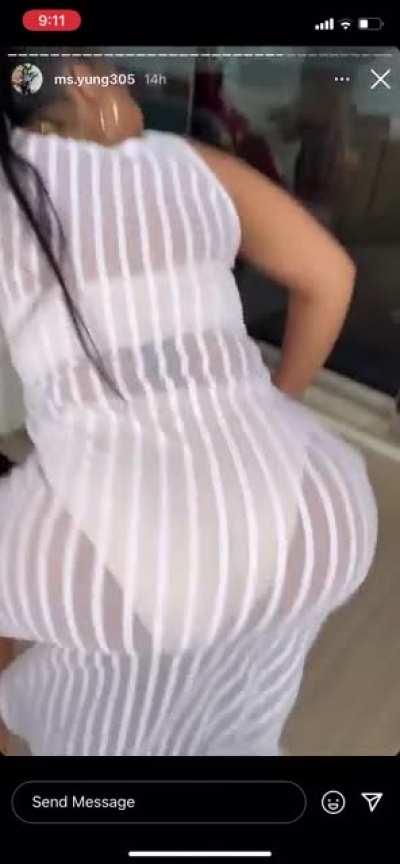 Damnn her mama fine too