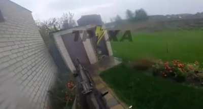 Ukrainian soldier wallbangs russian