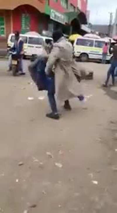 This really clean street fight in Kenya
