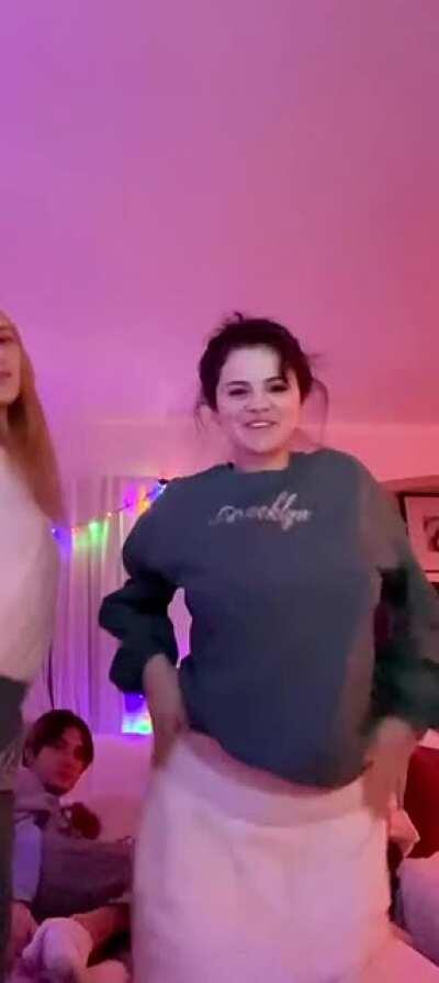 I have an immense need to ejaculate on her belly..