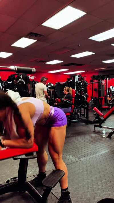 Carolyne Marquez- abs exercise