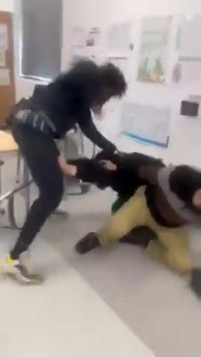 Sınıfta kavga çıktı ıs ıs is