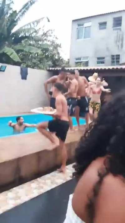 Crias do Nordeste no churras dos subs enquanto os lerdões de SP e do RJ brigam pra ver quem é mais virgem