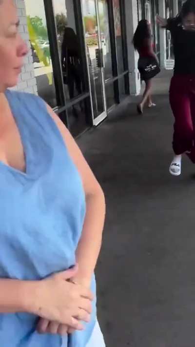 名黑人女子偷餐，随后事态进一步升级