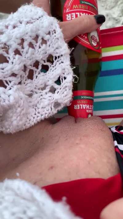 Beach days always make me horny 🏖😈