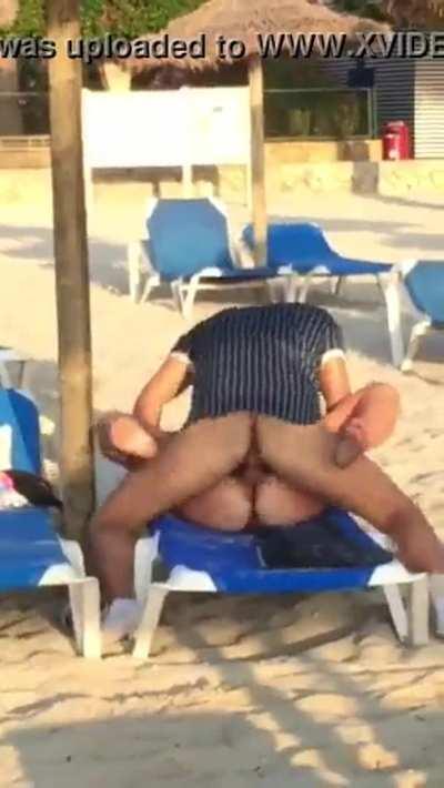 Couple Can't Stand It and They Have Sex on a Public Beach!