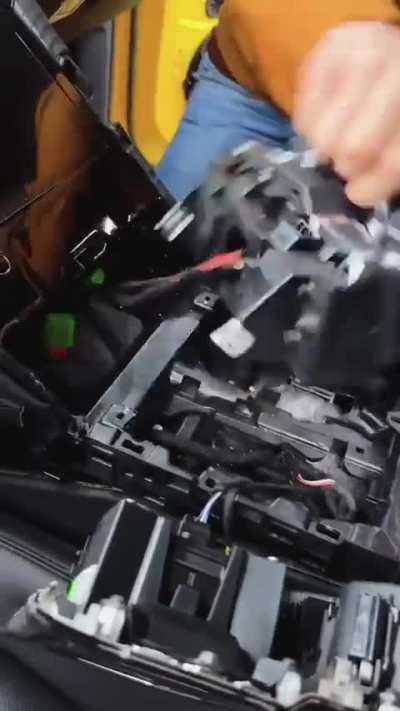 É uma Lamborghini ou um Peugeot? 