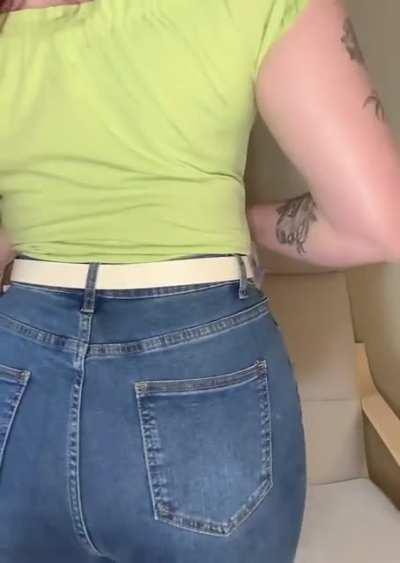 Something about this outfit makes me wanna take it off 🙈