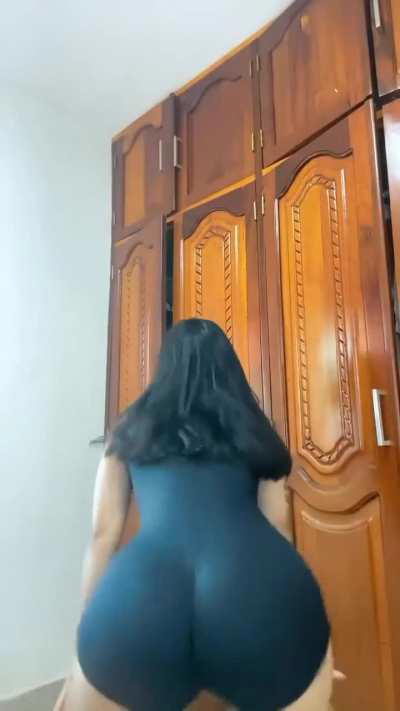 Morena rebolando de macacão socado - @?