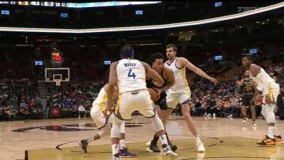 [Highlight] Scottie Barnes goes coast to coast, making a tough reverse layup through lots of contact