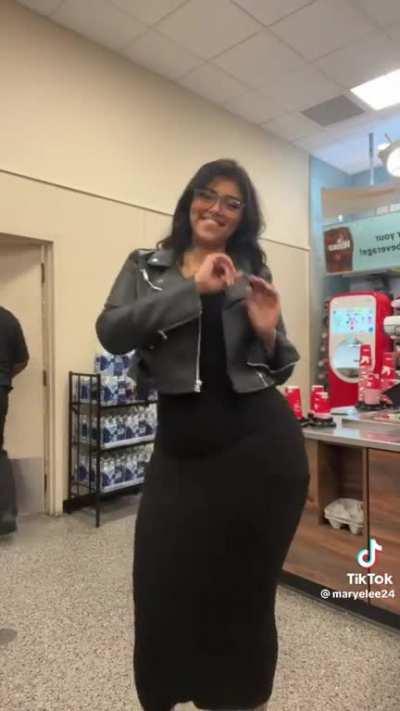 All that cake 🎂 it must be someone’s birthday😱‼️