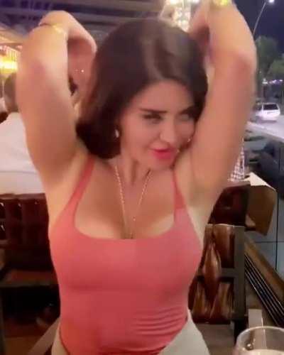 Üstünü çıkarsa sarı kart göreceğini biliyor