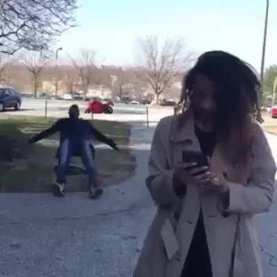 cara levantando epicamente