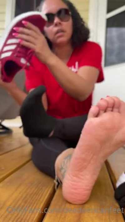 Deedeerican Sweaty Feet 👀