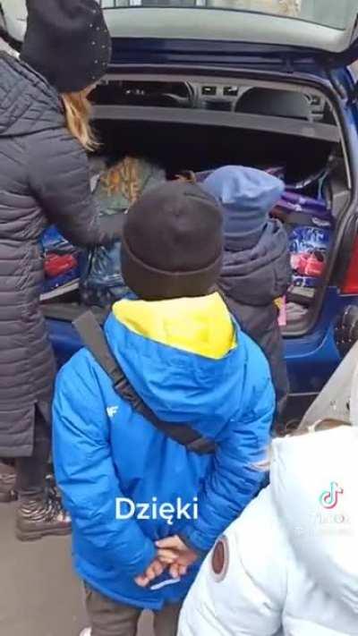 Polish woman brings Ukrainian kids rucksacks with books and treats 😍❤👍