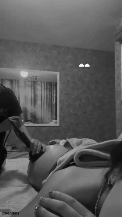 Kenia os mostrando su culo