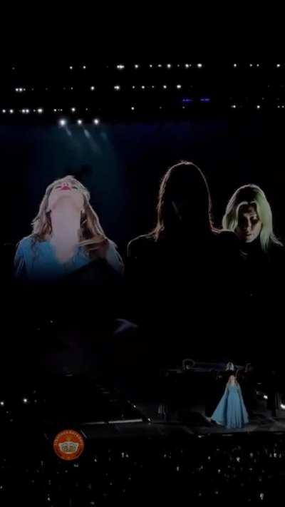 contrata ela pra cantar na sua garagem