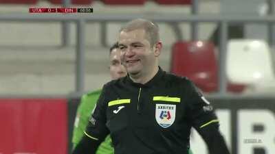 Nice challenge from the referee in Romanian League
