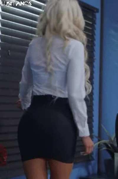 No other pornstar looks as good as Nicolette Shea in skirts🍑😈