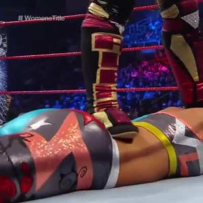 Alexa making Bayley's booty jiggle