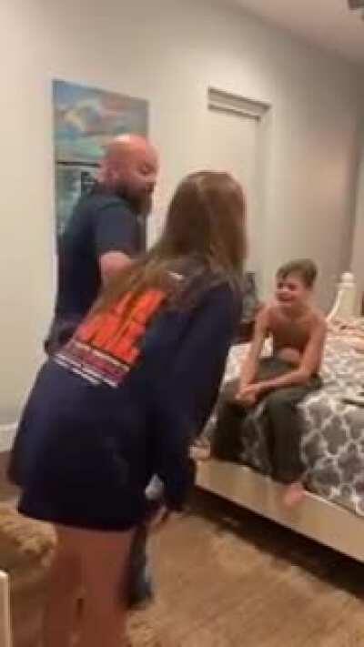 "Я буду вот так заезжать за тобой в школу. Каждый день. Это же круто."