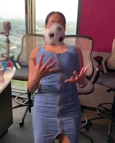 Dominando el balón como una profesional del futbol