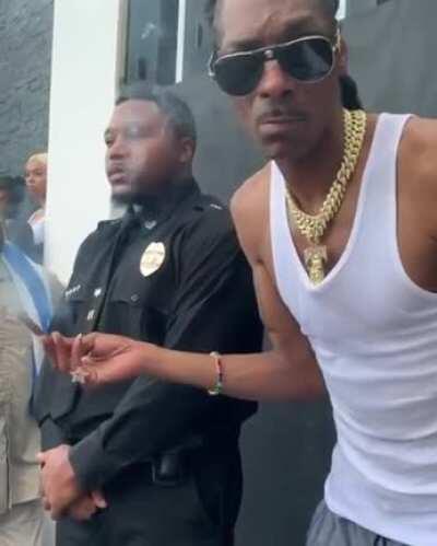 Cop smoking a blunt with Snoop