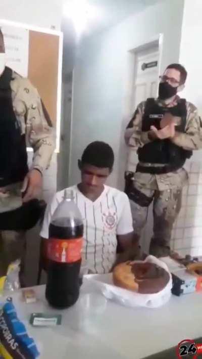Polícias celebram o 18° aniversário de jovem detido, para o poderem meterem na cadeia. Bom trabalho, Brasil!!👏👏💪