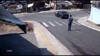 Man jumps through car window to try stopping it before it hits the houses