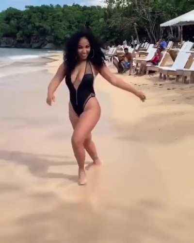 Shenseea at the beach 🏖️