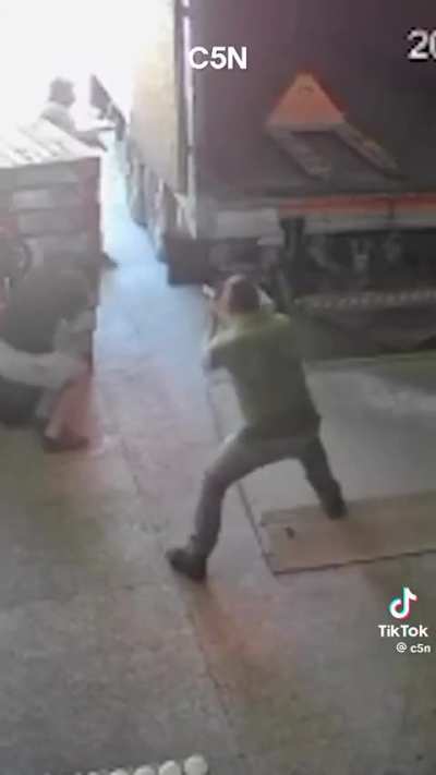 Dos delincuentes intentaron asaltar una avícola en Mataderos, pero un empleado les quitó el arma y los hizo dar a la fuga.