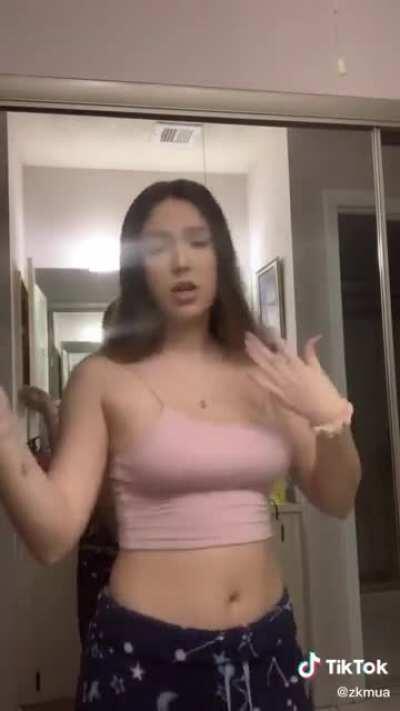 @zzkatherine #braless #pokies