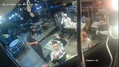 Lo material se recupera, pero la comida servida no la calientan en el restaurante.