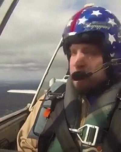 For a safe trip, remain seated, keeping your hands, arms, feet, and legs inside the cabin.