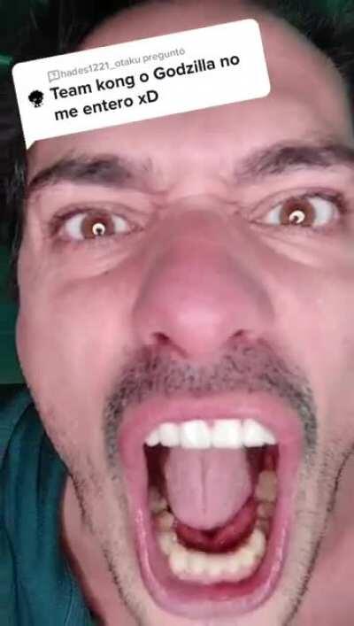 POV: Le preguntas a la del pelo azul si es hombre o mujer